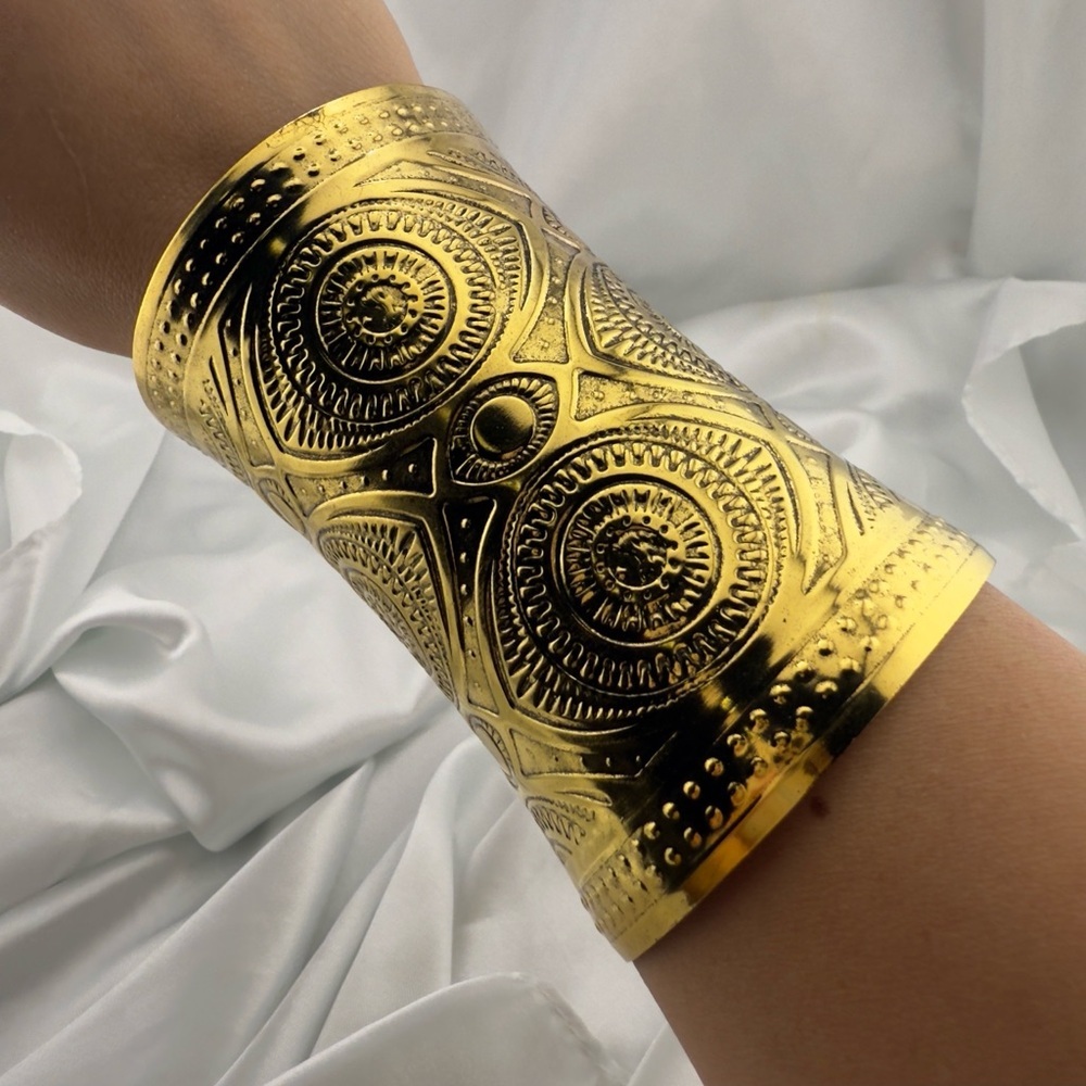 New Vintage classic Cleopatra Style Cuff Gold Textured Vase - Picture 3 of 9